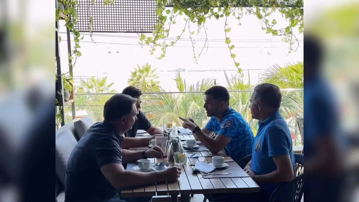 Flávio Bolsonaro reúne aliados no CE e critica Lula e Moraes